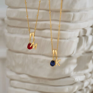 collar con letra personalizada y piedra de nacimiento